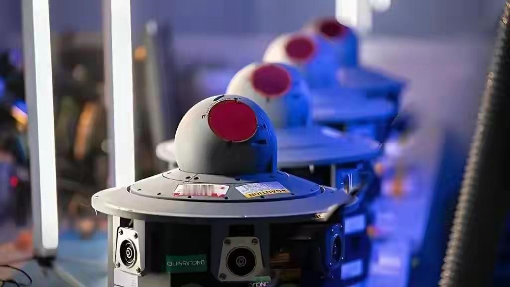 近日伊朗官方发布视频，实锤在美军坠毁的MC-130J特种运输机残骸中，完整找到了