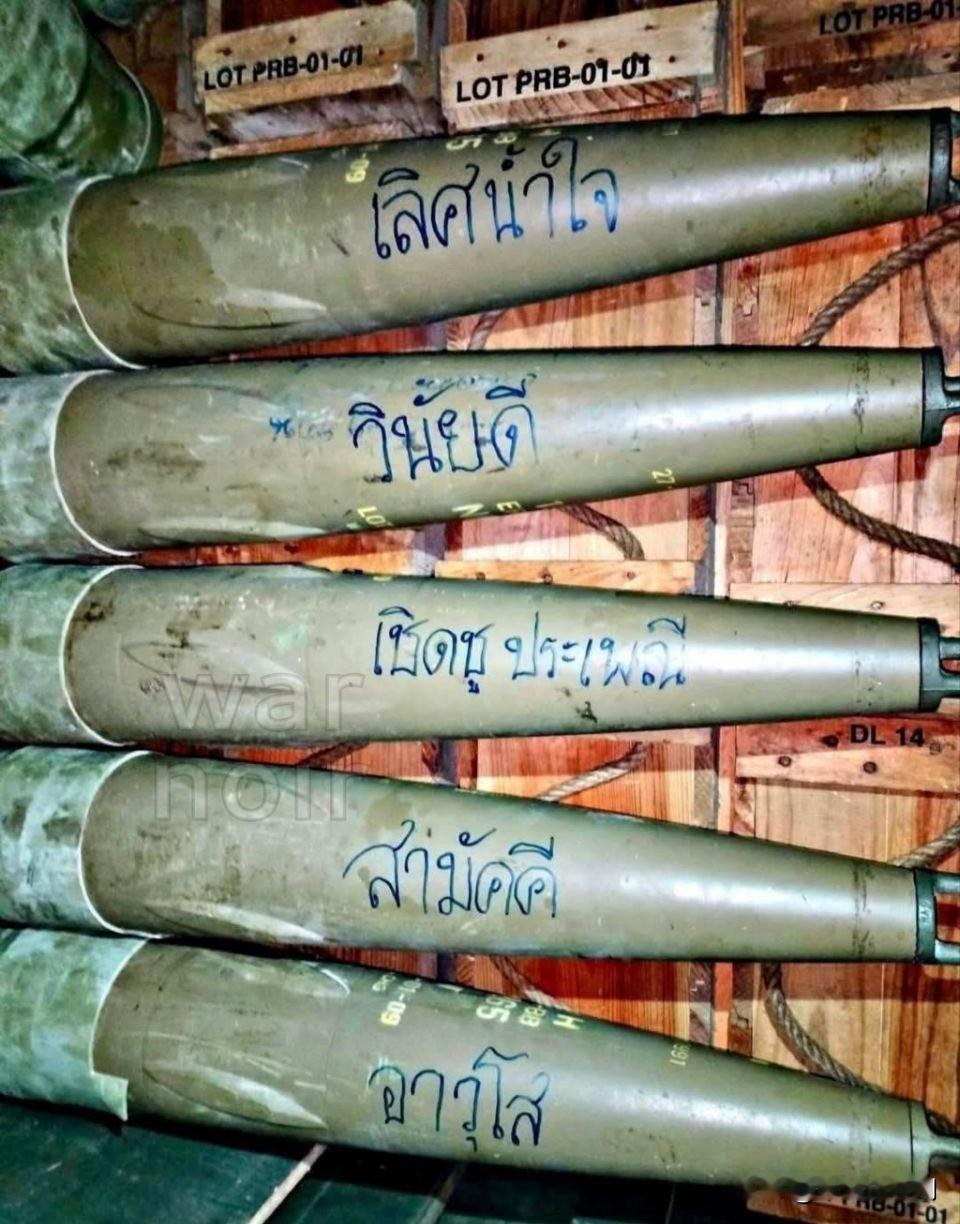 泰国皇家陆军在攻击柬埔寨军队前，对炮弹和炸弹进行签名书写。

图片显示，泰国陆军