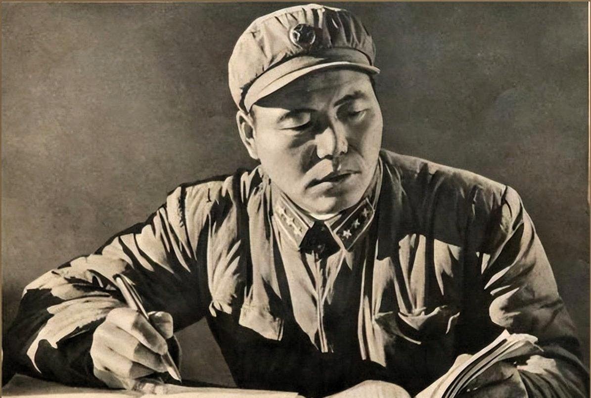 郭兴福，全军闻名的练兵标兵，原12军34师副连长。1964年，这套实战化教学法推