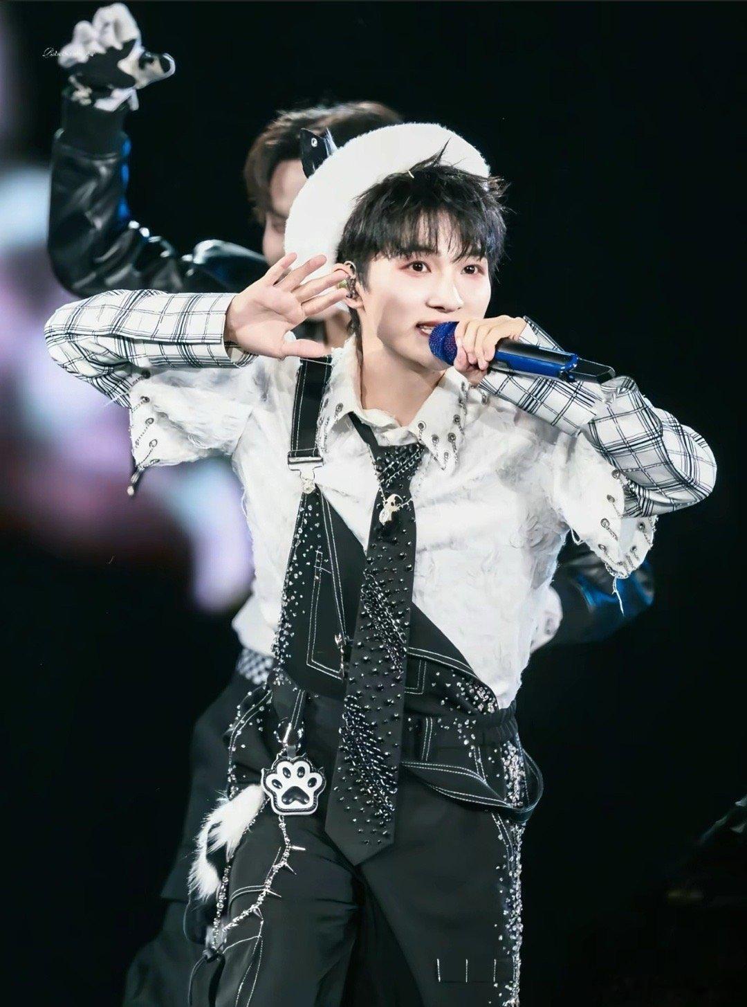 周深有自己的我只在乎你 周深这段采访真的狠狠破防，说《地球没有你》是他和歌迷的《