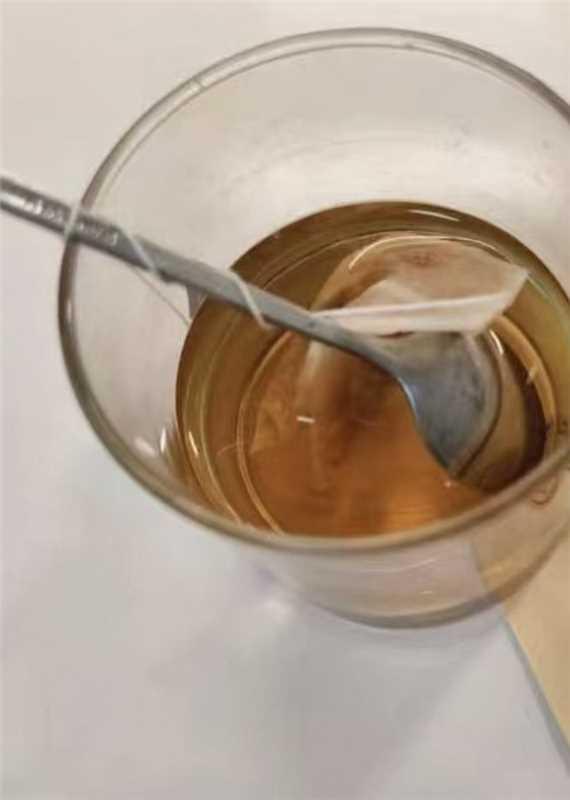 像往常一样遛狗，发现它一直在吃草，没在意，回家后不吃也不喝，躺在那一动也不动
