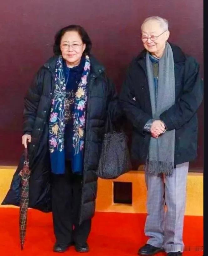 斯琴高娃老了还这么有风度，她的演技非常好，我很喜欢看她演的作品，特别是在《大宅门