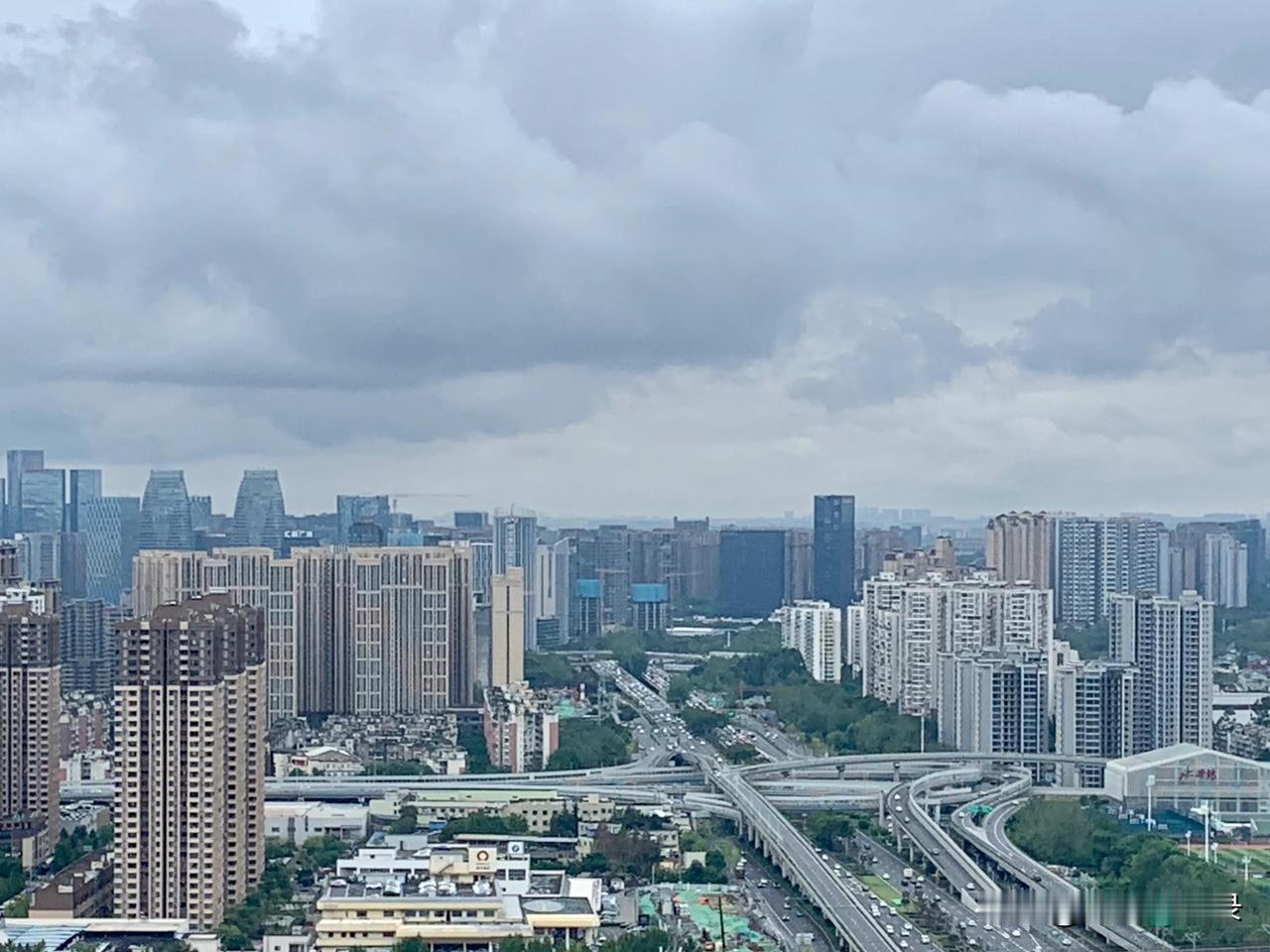 成都秋雨后天晴，天空干净，气象万千，秋凉逼人。今天是国庆假期前一天，上午的三观路