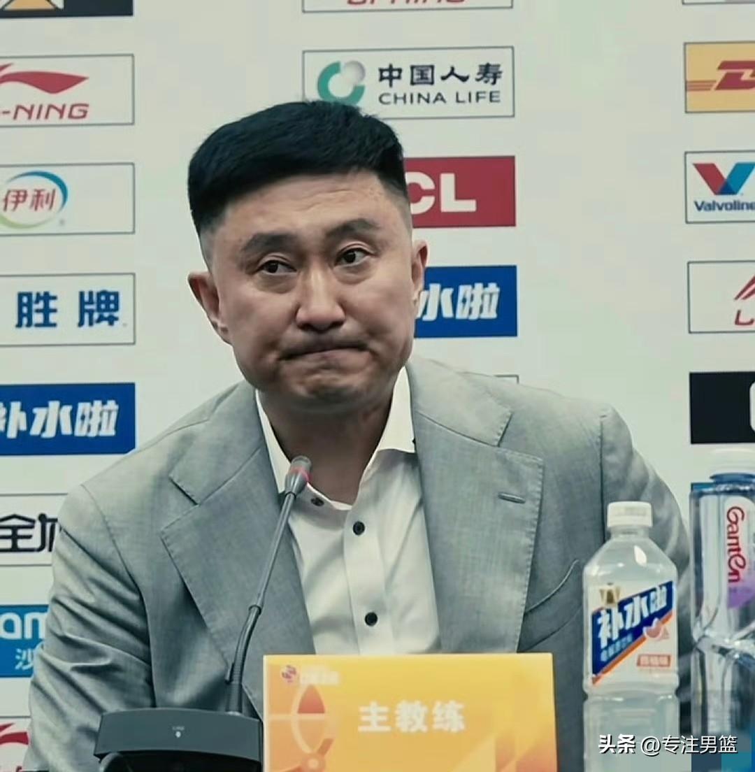 赛后新闻发布会上，杜锋指导介绍焦泊乔的情况。
杜导：“焦泊乔身体不太舒服，有家庭