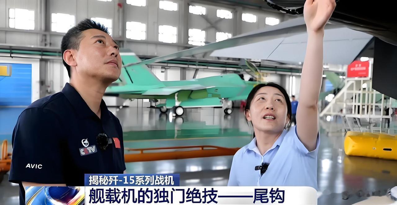 过于落后，尽管展示！央视记者探访歼-15T机库，可没想到，无意中却曝光了歼-35
