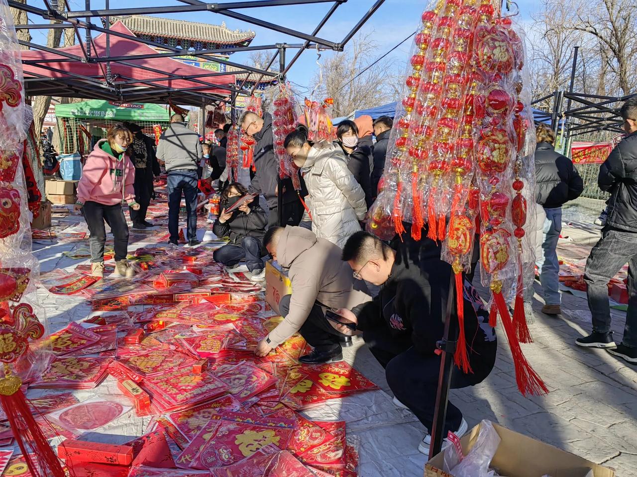 上联：嫦娥奔后朝夕望
下联：佳人离去古今愁

佳人，家人也。无论何时何地，哪年哪