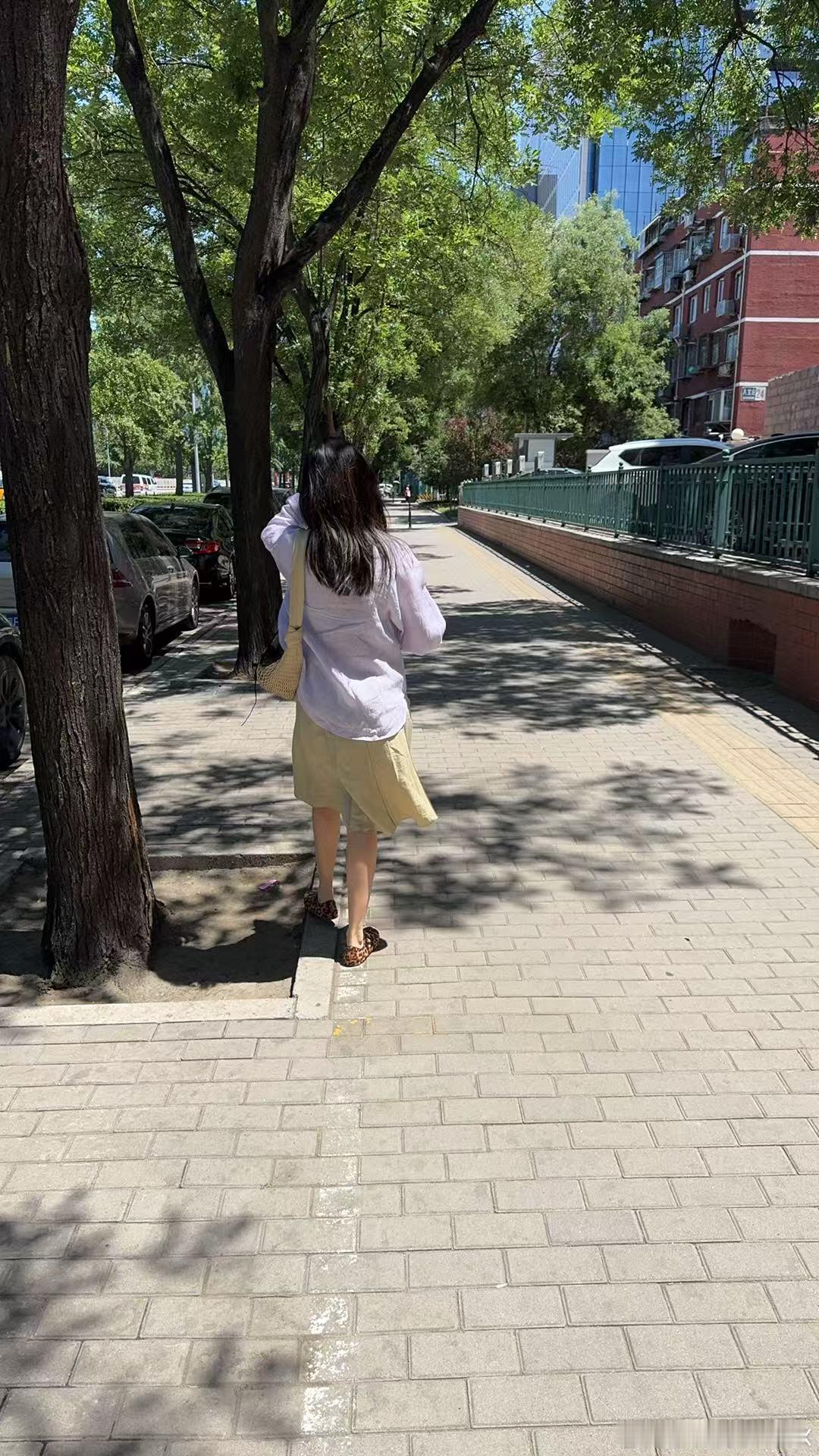 路遇女粉丝，非叫我去她家看装修[哈欠] ​​​