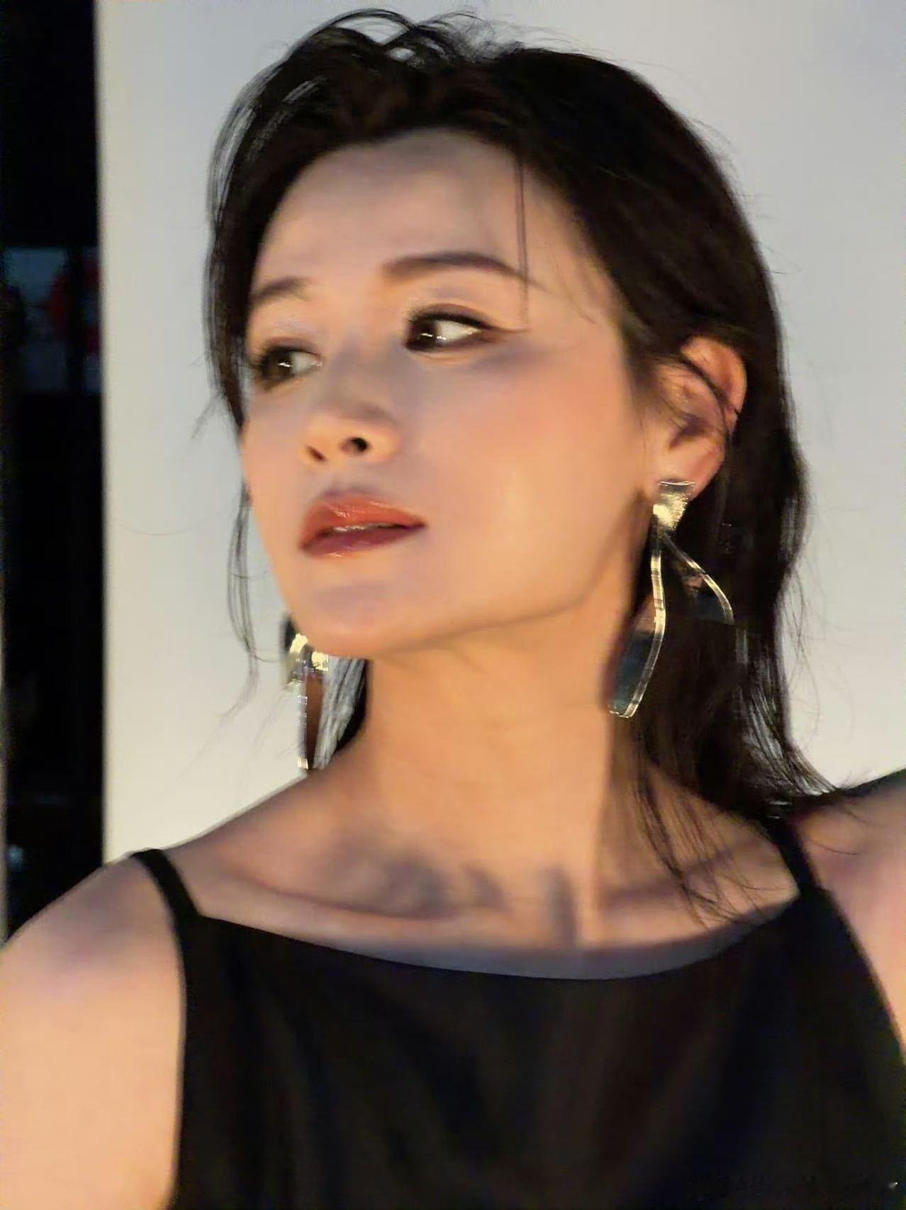 叶一茜说没给05超女丢脸 叶一茜心疼范玮琪 一公881分高分晋级，叶一茜作为队长