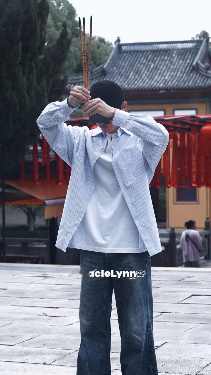 开机仪式虔诚上香的素颜WINWIN🥹🤏🏻董思成恰逢春开机上香董思成素颜开机