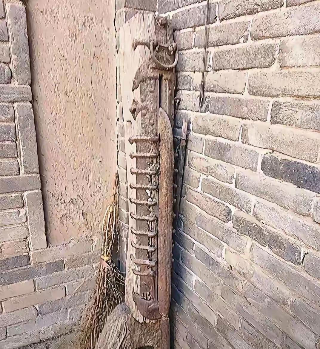 古砖墙上，岁月雕刻的痕迹。这是什么工具🛠️，干什么用的？谁知道呢？老物件收藏起