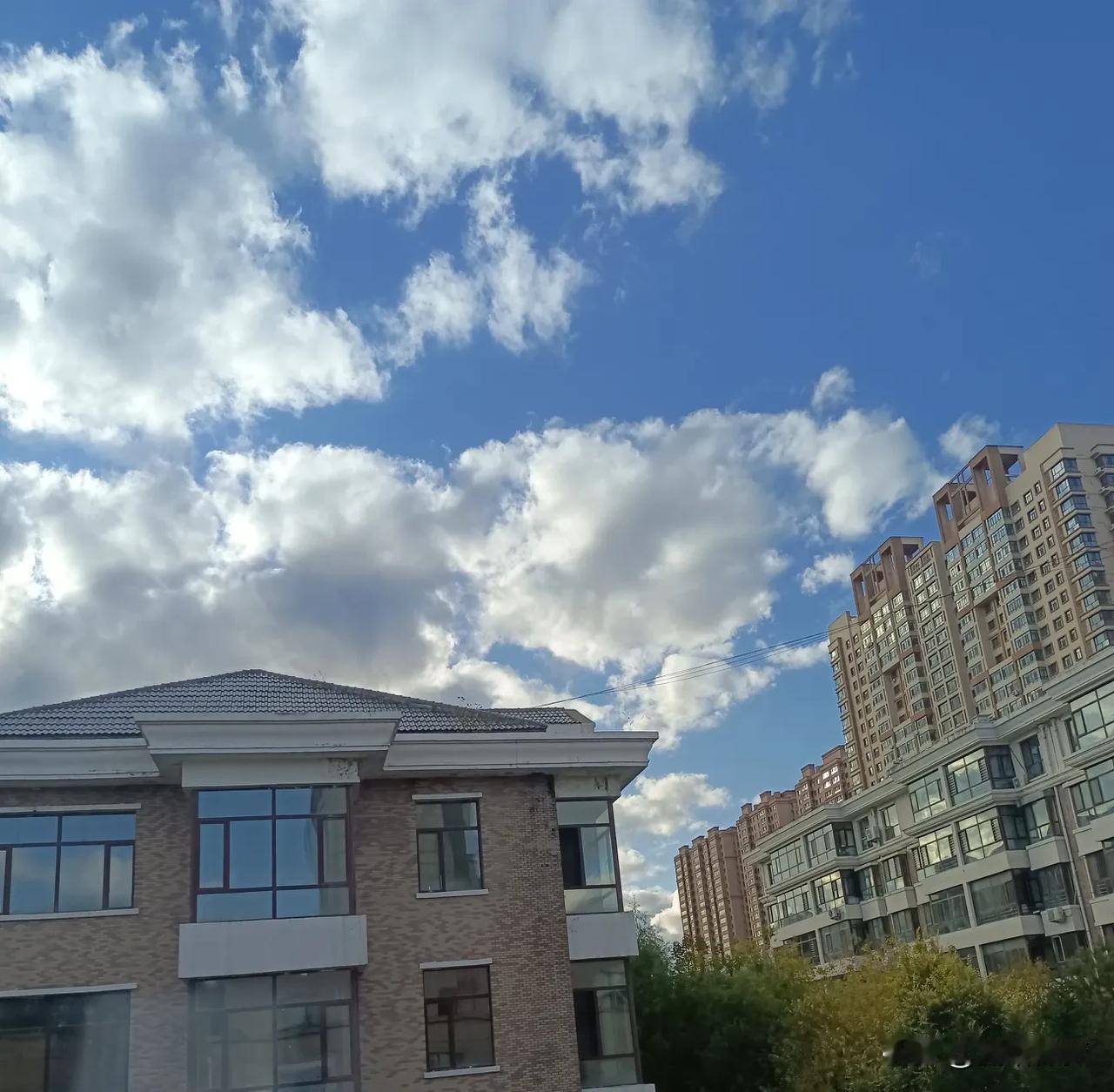 #分享一张相册里随手拍的天空#
时间过得好快，马上就到11月份了，这一年又要过去