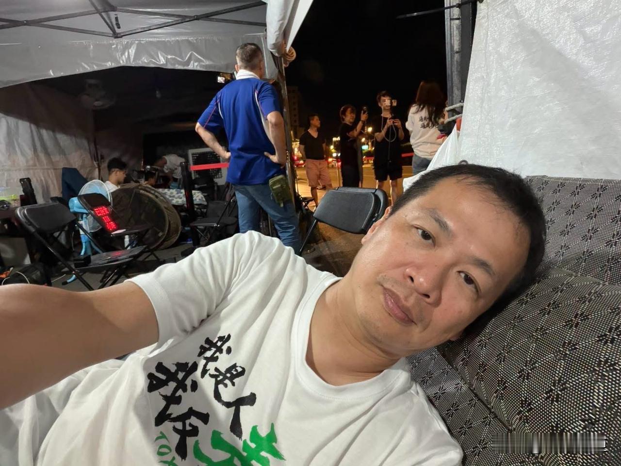 国民党立委罗智强今（24日）晚间在脸书发文表示，今晚，凯道守夜，为四位绝食青年加
