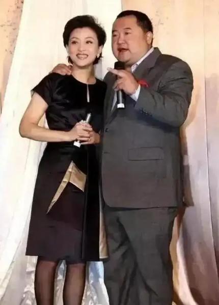 1994年，26岁的杨澜非要和银行上班的丈夫张一兵离婚，转身嫁给了体重200斤，