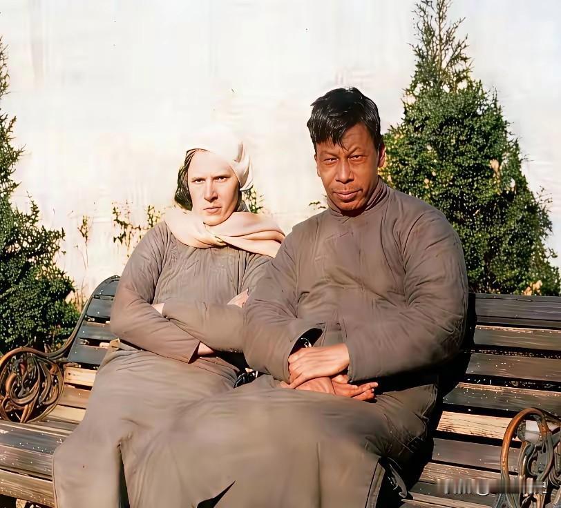 1939年，蒋经国与妻子蒋方良返乡奔丧后的合影，还真让人很难把他和公子哥儿联系起