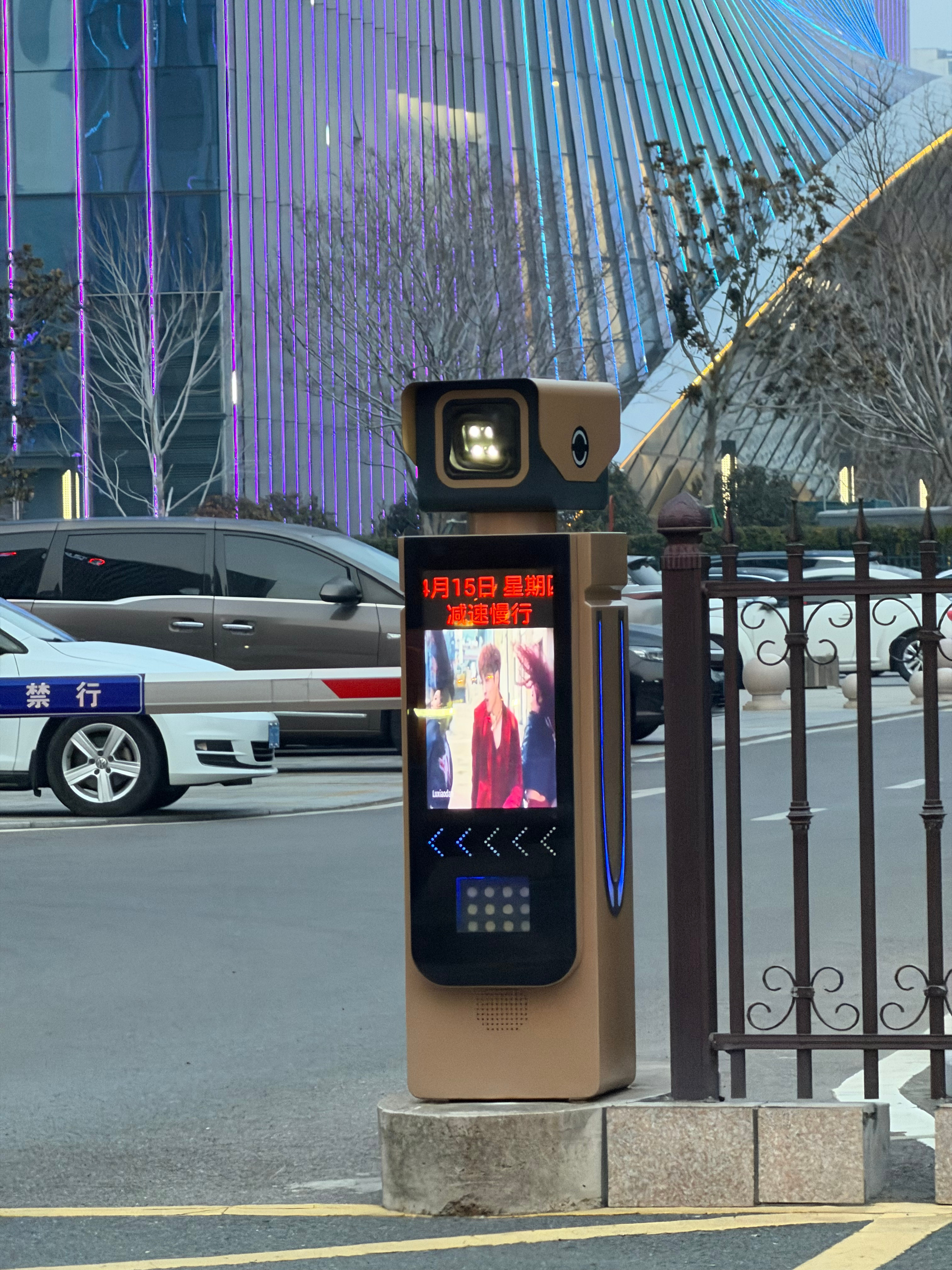 好家伙，停车场闸道栏杆上都弄上显示屏了