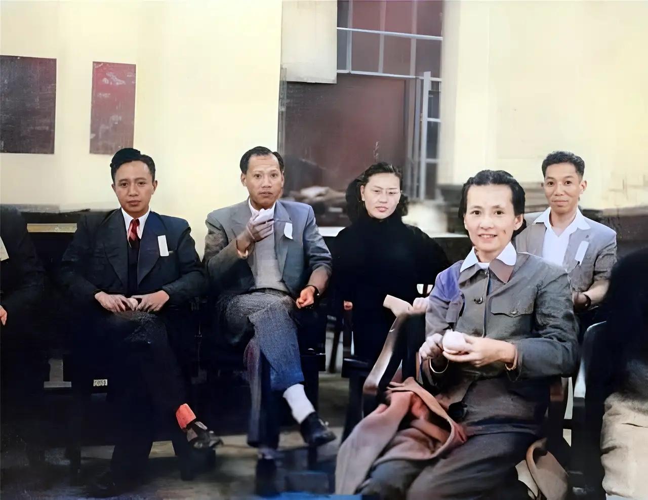 1950年，林徽因和清华大学建筑系部分师生的罕见合影，即使穿当年的正规服装，也掩