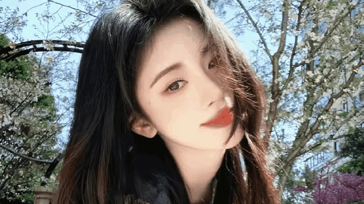 鞠婧祎发烧 鞠婧祎昨晚发烧了，所以提前收工下班。这几天都是凌晨3点多才下班，今天