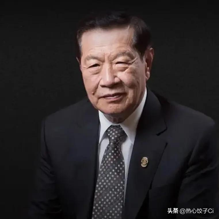 华人神探李昌钰说，我一直很自豪，我是一个中国人。别的国家讲课，我终身收费，在美国