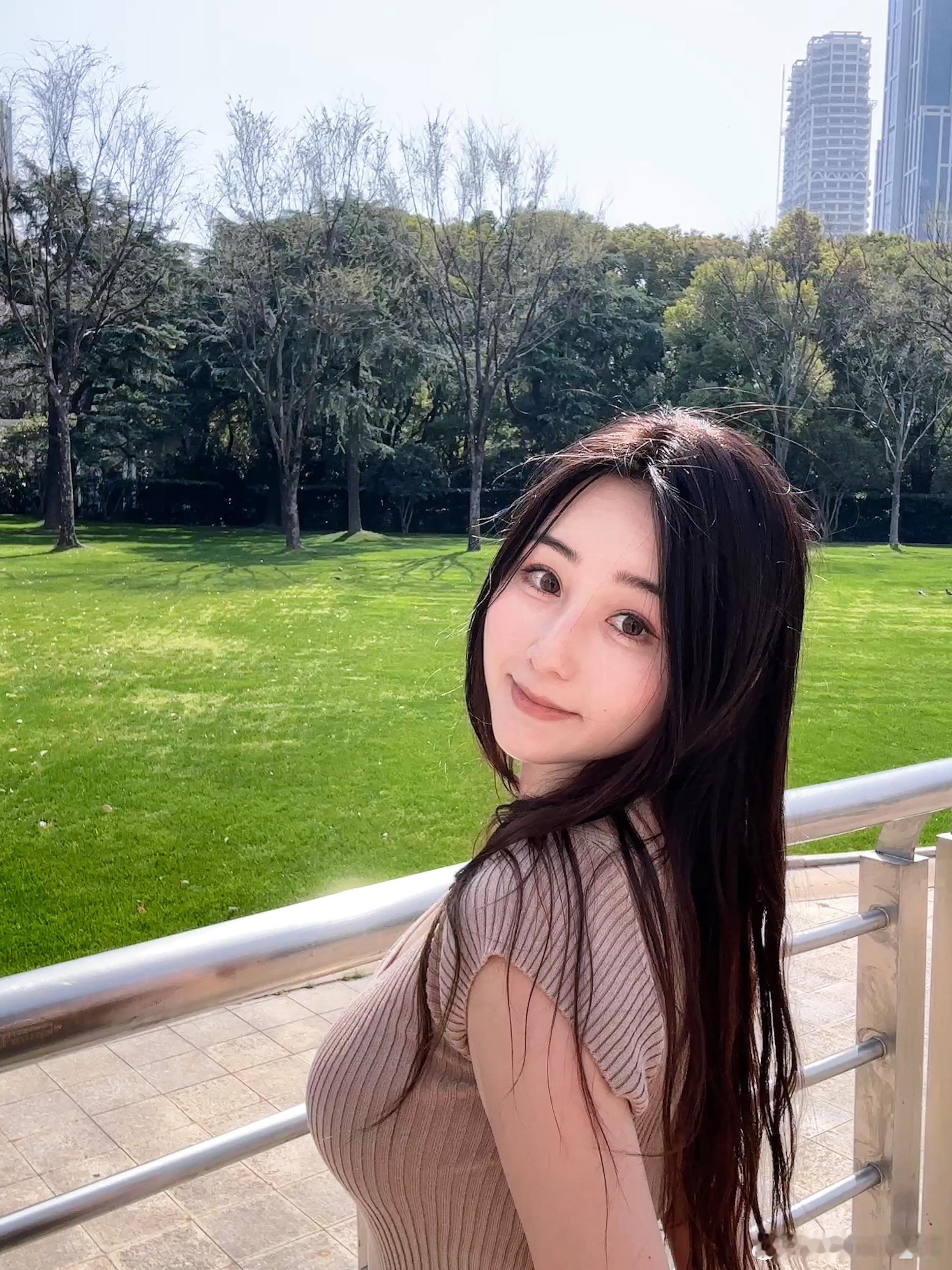 情绪来了就当它是客人，让它坐在客厅的沙发上，你做你的事就好了。 ​​​