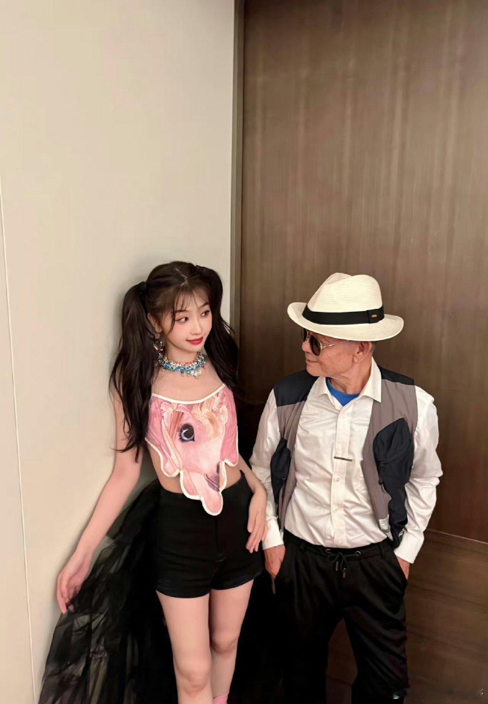虞书欣[超话] “我孙女是时尚博主～”呜呜呜欣欣小丸子和她最最最最好的爷爷虞书欣