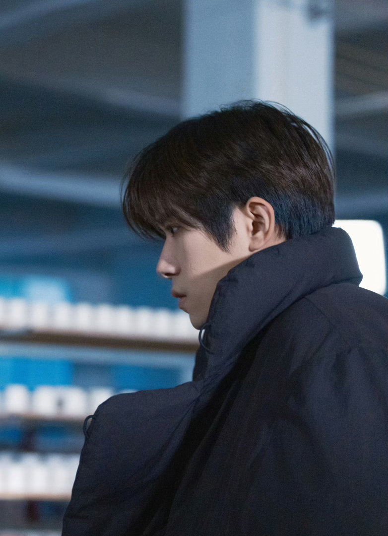 易烊千玺春日限定花絮 风吹过来他眯眼那一下，莫名觉得好治愈。 