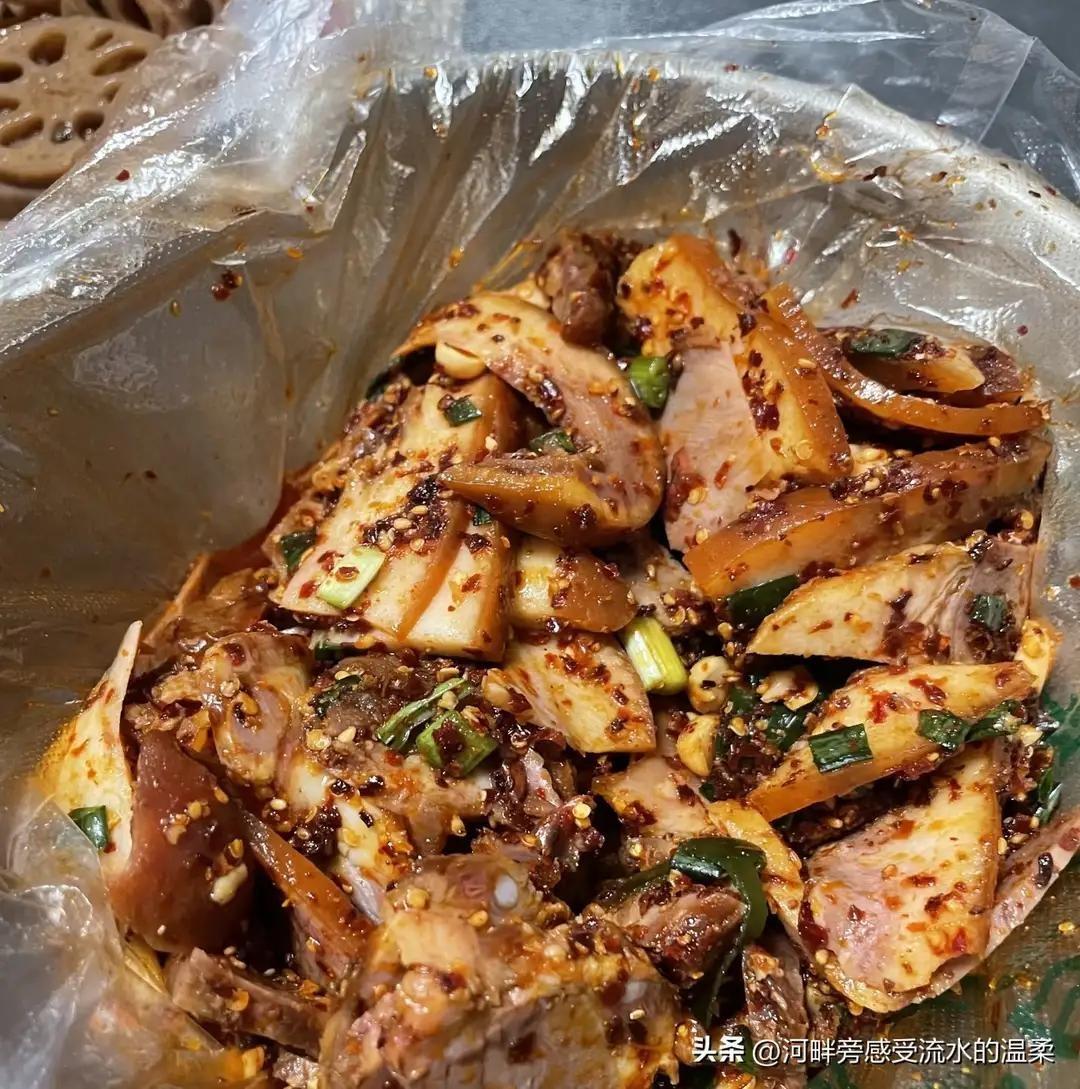 买了点卤肉去弟弟弟媳家吃饭，刚进门屁股还没坐下弟媳就说：你是打算天天买点菜来我这