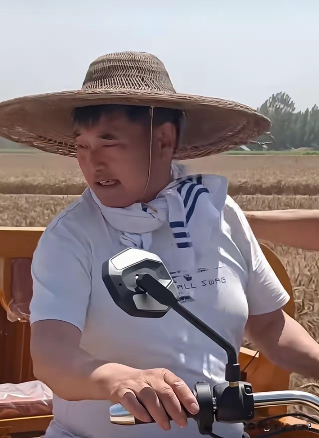 走红十几年仍下地收麦，为了4400元麦子钱，推掉几十万的演出费。大衣哥这份朴实太