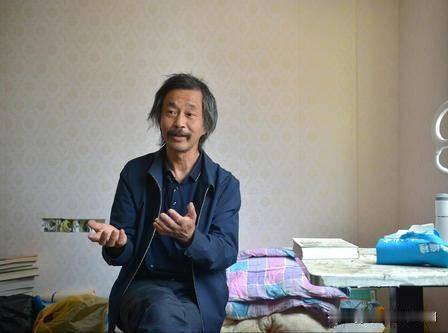 年因路灯下读 《尚书》 《左传》、谈国学爆红，2025 年前后又在上海郊区青浦白