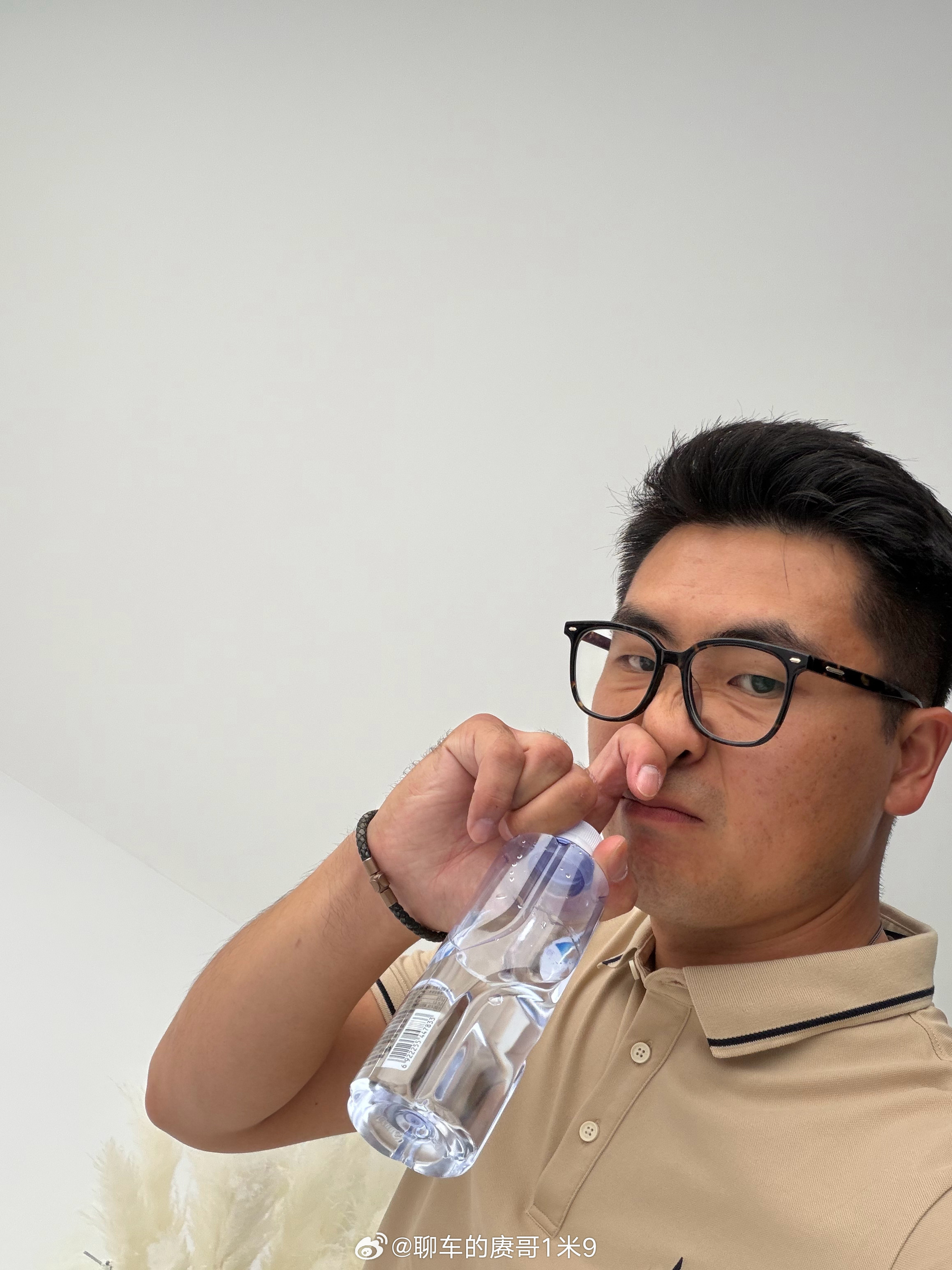 来棚拍了超级浓郁的装修味道感觉比车展还要呛嗓子3 分钟已经开始难受了而且现在新车