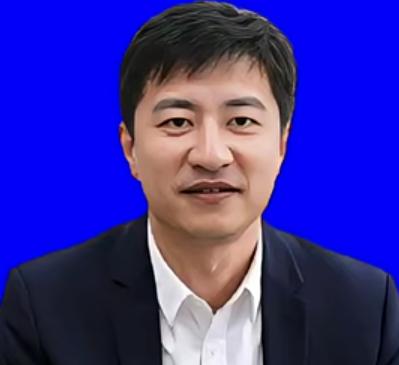 缅怀
张雪峰先生
惊闻先生骤逝山河同悲，
亲友恸心!
先生一生赤诚深耕教育
以赤