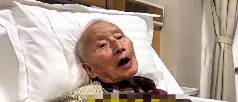 上海一位92岁的退休法官，独自住在一家养老院里。唯一的儿子四十多年前去了英国，现