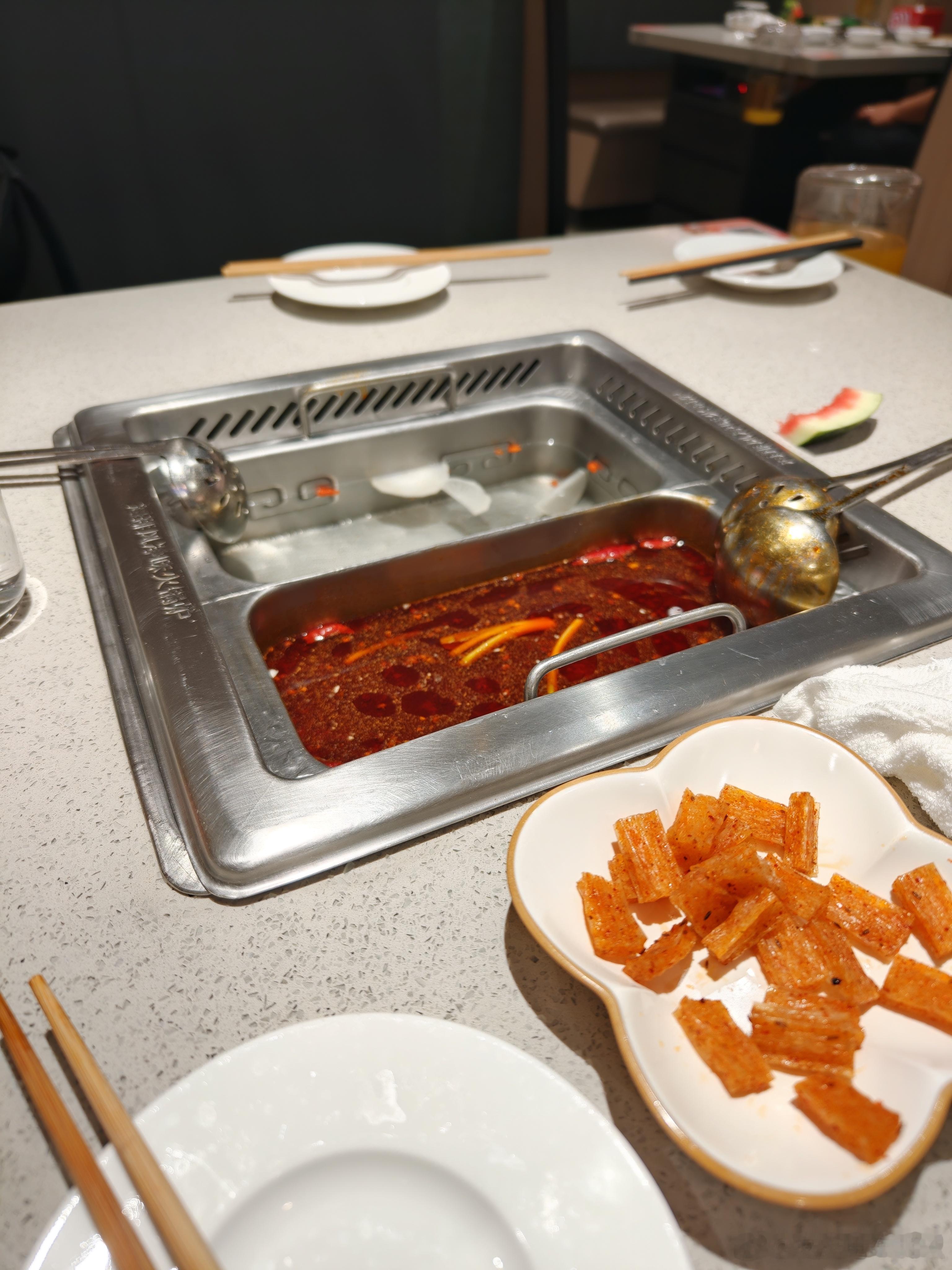 海底捞虽然味道一般，但服务细节确实没得说，每次去都跟回家一样，所谓「宾至如归」，