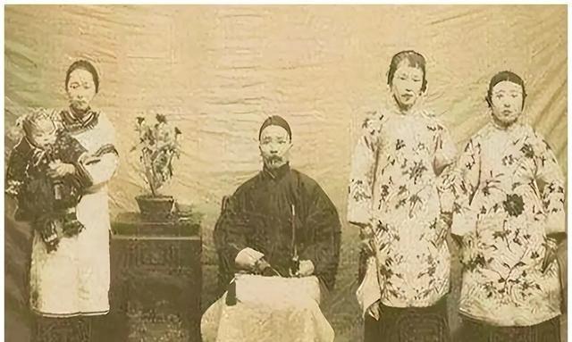 1904年，通房丫李氏，站着侍奉丈夫与正妻长达33年。这日，她正在盛饭。谁知，管