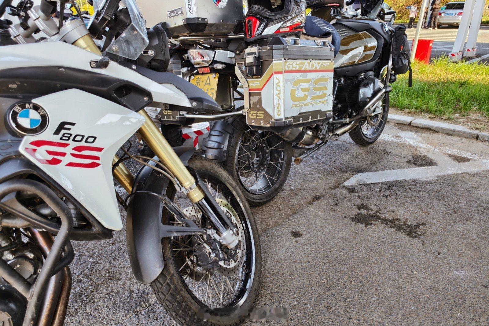 早上出门的时候3度，现在22.5度，脱了好几斤衣服[允悲]摩托车[超话]  ​​