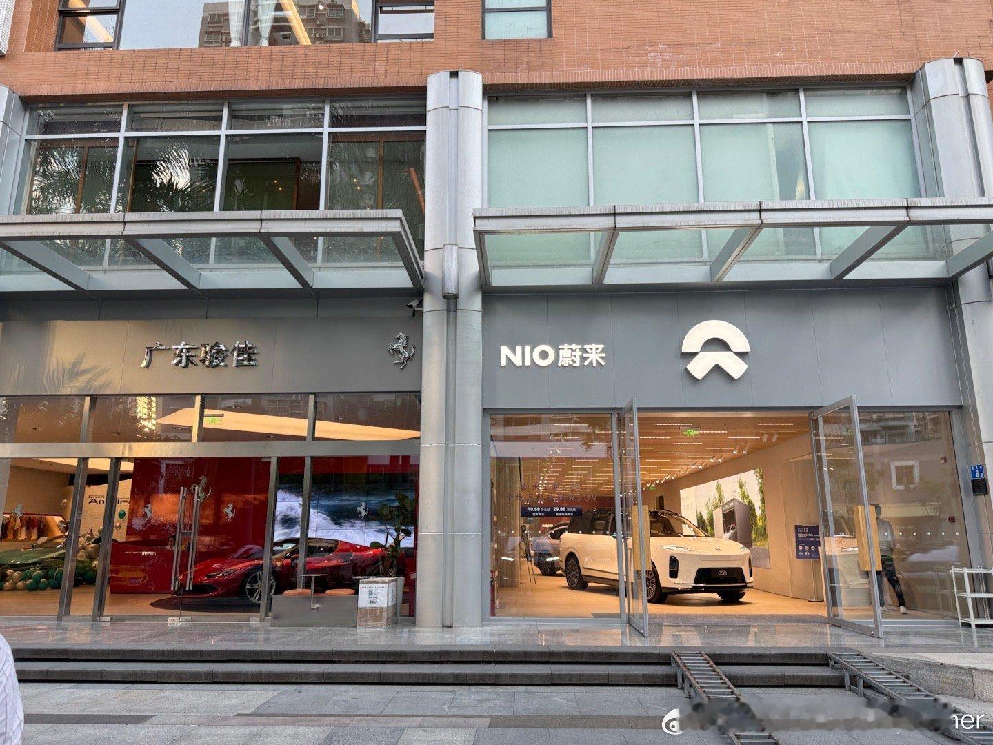 法拉利也是好起来了！居然开在蔚来边上