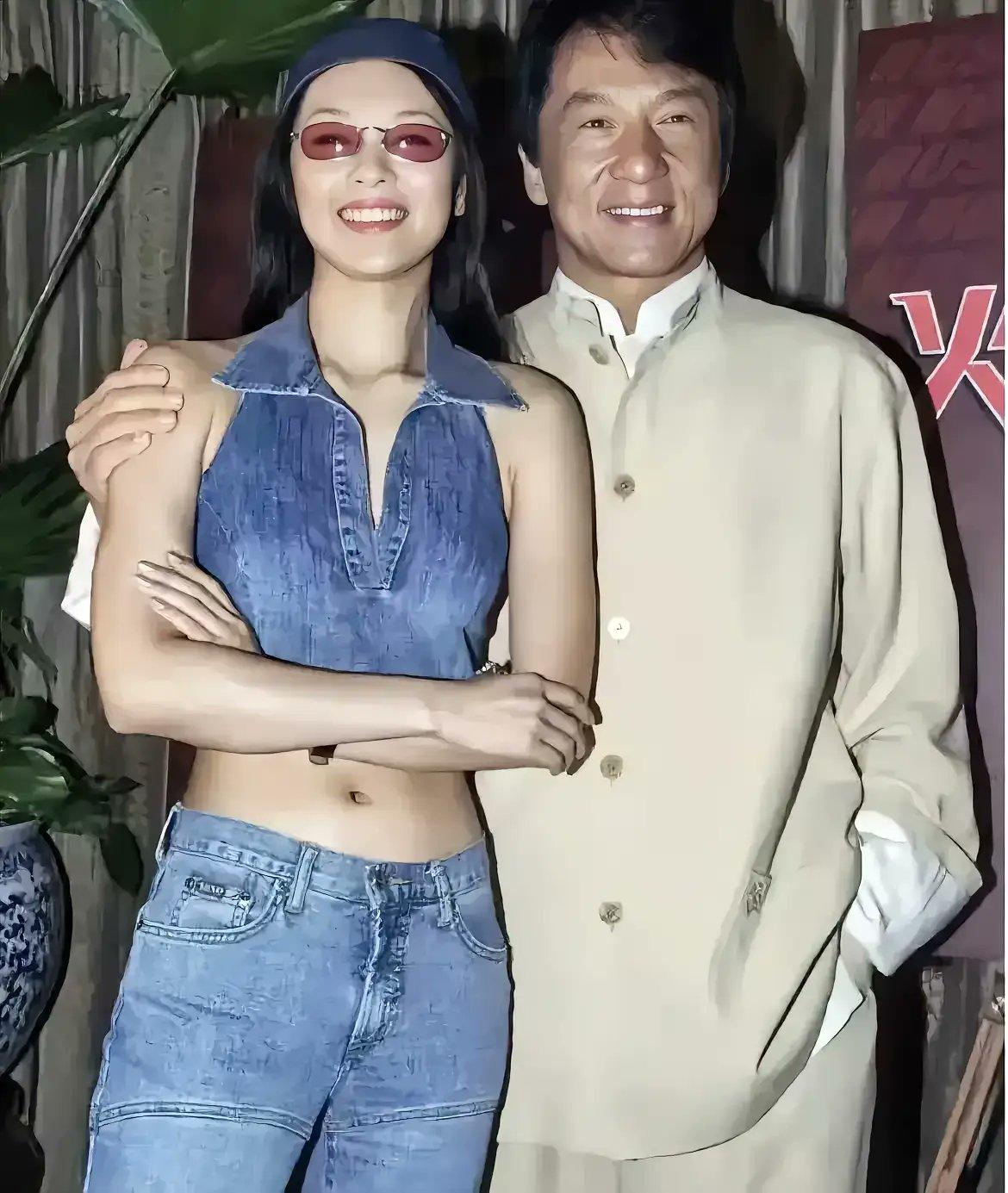 成龙搂着的女人是谁？#娱乐# #娱评大赏#