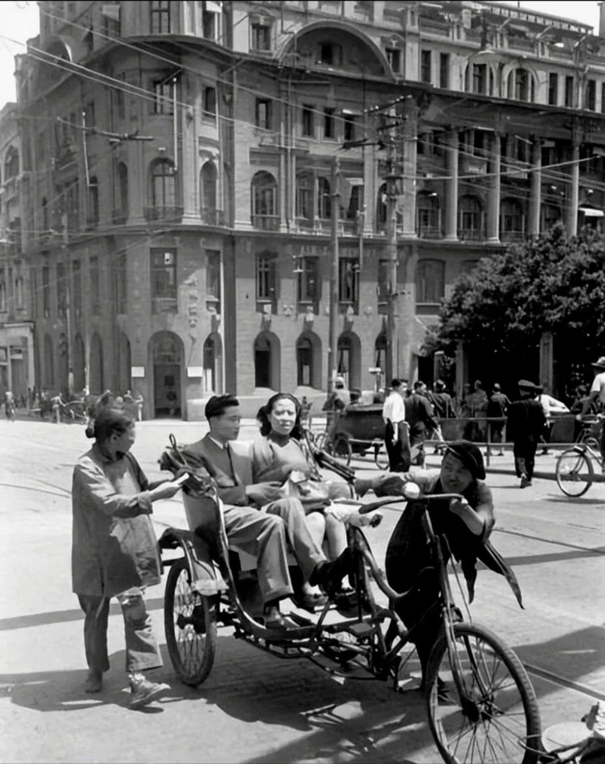 【纪实摄影】1948年，上海街头。（摄影：Jack Birns）老照片老上海风情