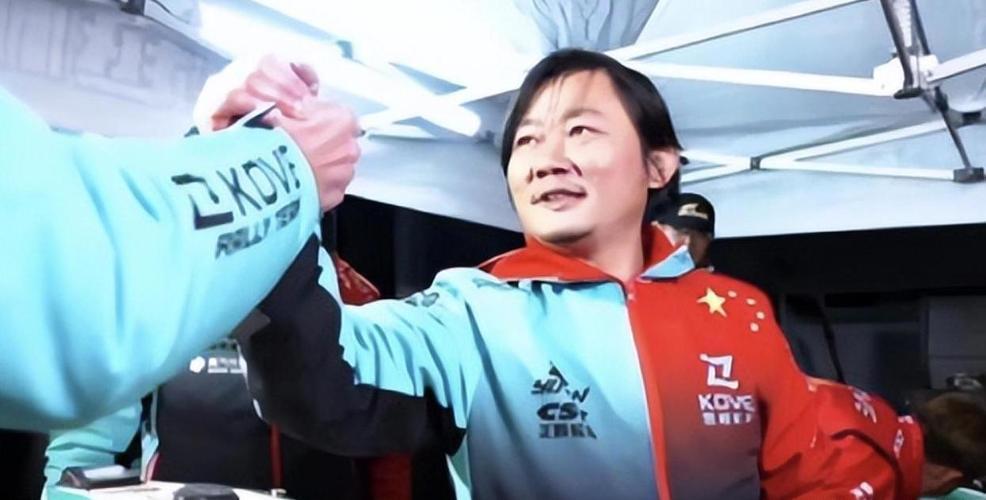 冰场的聚光灯亮得晃眼，张雪看见自己支持的选手高高举起冠军奖杯，几乎是立刻从座位上