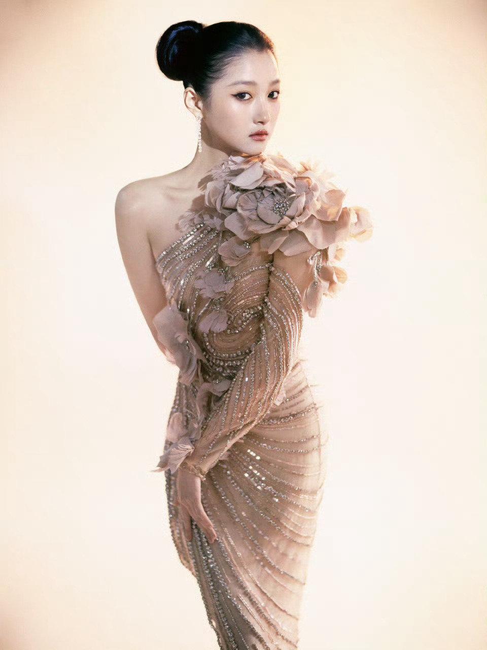 关晓彤｜白玉兰颁奖典礼造型，身穿Elie Saab 2025春夏高定系列，这也是