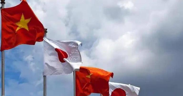 中国导弹试射直接打穿日本心理防线！日防长当场破防放狠话，刻意吹捧越南站队日本想拿