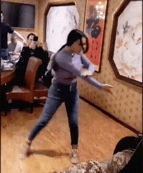 尽管这位女士喝高了，但练起来还是 有模有样的，记得我年轻时有一位朋友，喝酒喝多了