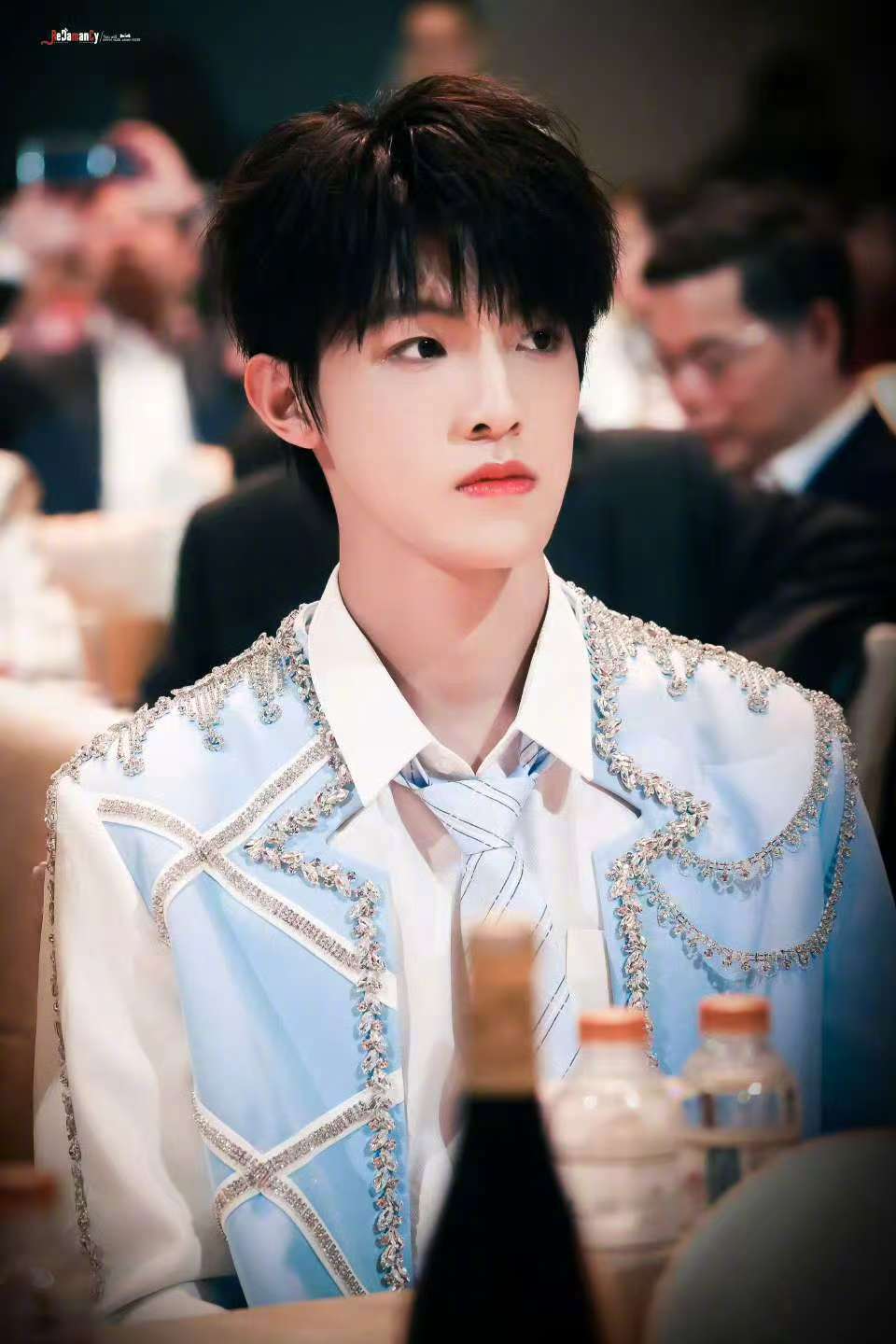 张泽禹 十八月明劲翼抟风丨张泽禹0430生日快乐家人的温暖、粉丝的陪伴，皆是岁月