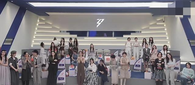 王濛甩开李小冉的手，这反应太真实了。


当时全场都起立，就她坐着不动，脸黑得不