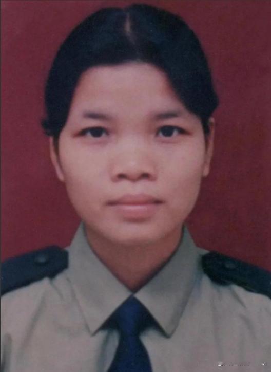 1997年，毒贩赵勇夫妇被抓，22岁的警察严婷，听见关押室里传来动静，她放下手中