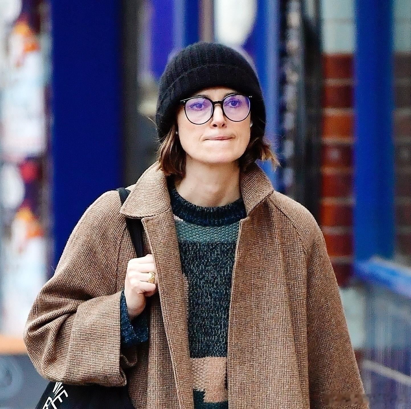 Keira Knightley凯拉奈特莉在伦敦外出，KK出门进行圣诞采购，毛衣大