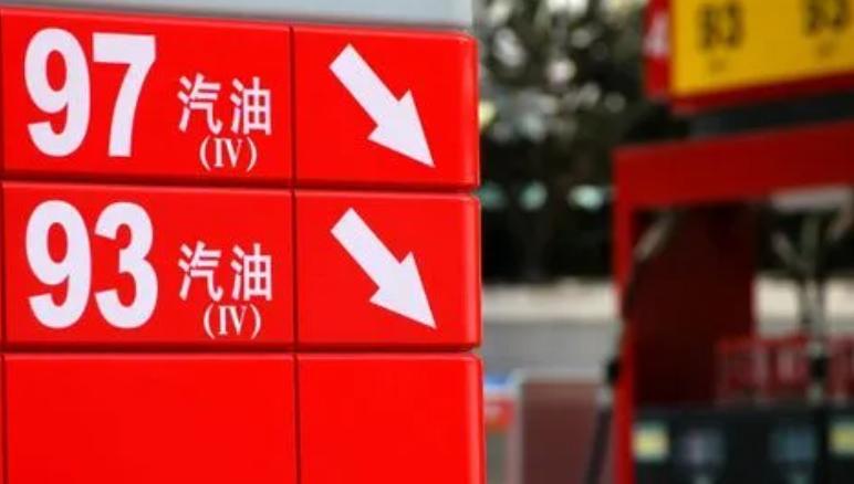 这次油价真的要“大降”了。近日消息，国内油价将在11月7日24时起下油，汽油价格