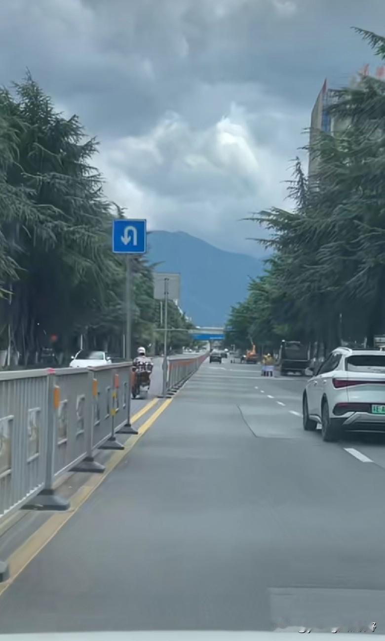 在驾车的时候，有时在外面会看到一些自相矛盾的道路指示。比如图中的这个位置，在道路