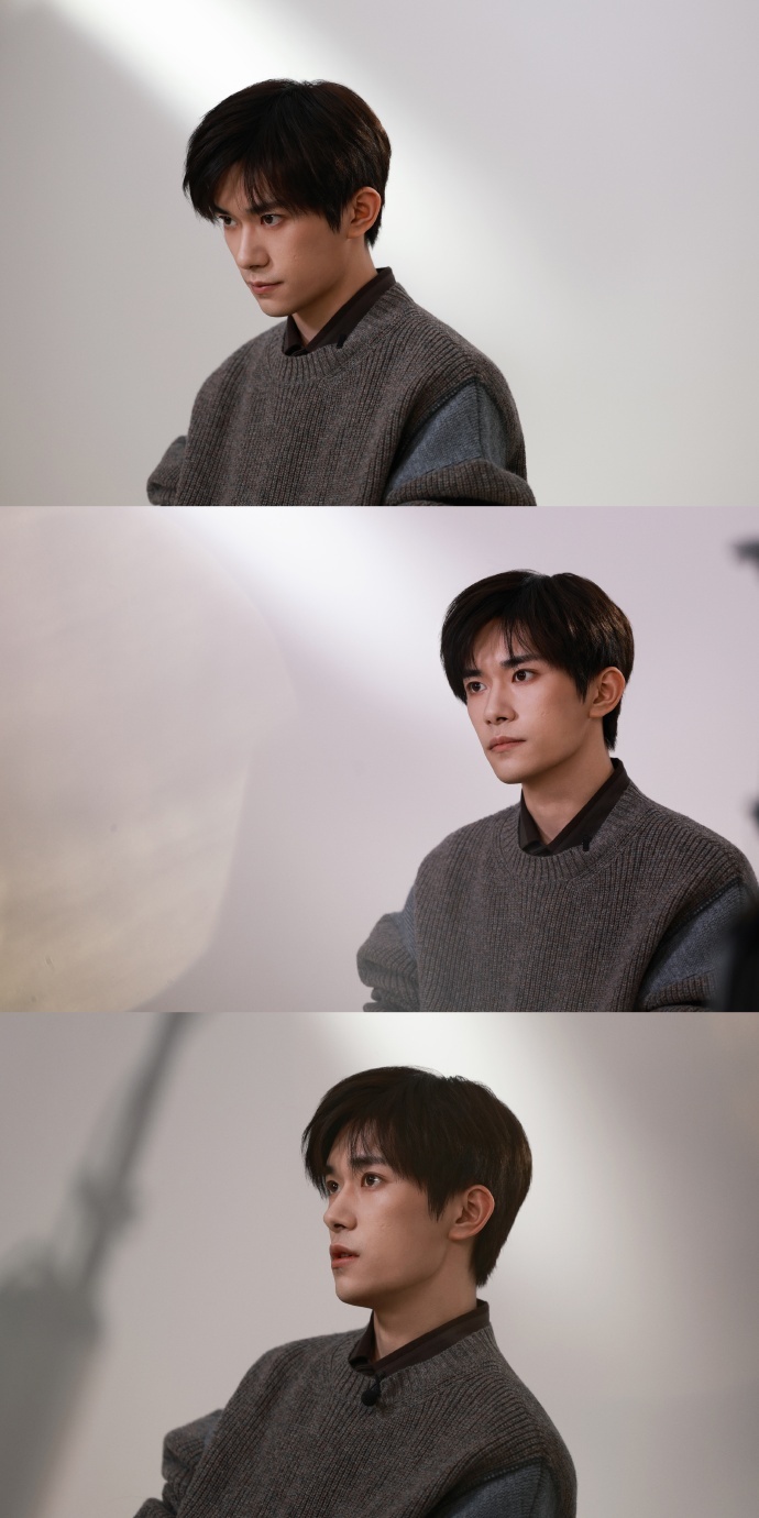 易烊千玺金鸡奖提名者说侧拍花絮深灰色毛衣look+顺毛，梨涡笑好甜