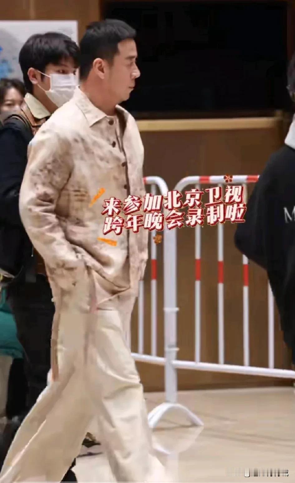 杨坤太年轻了，52岁似小伙子！嗓音独特，凭一首《无所谓》红遍全国，是内蒙古人的骄