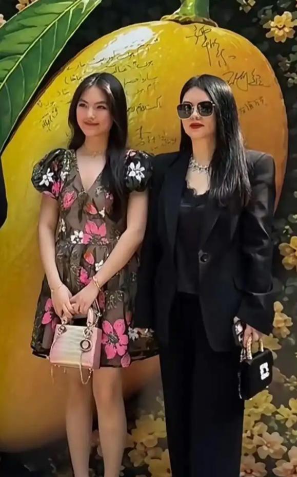 李湘带着王诗龄亮相巴基斯坦芒果节，母女俩瘦到差点认不出来。
李湘一身黑西装配上墨